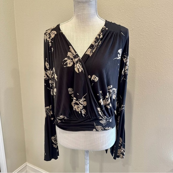 Free People Fiona Bell Sleeve Surplice Tie Waist Crop Top Gray Floral Size Small - Picture 4 of 10